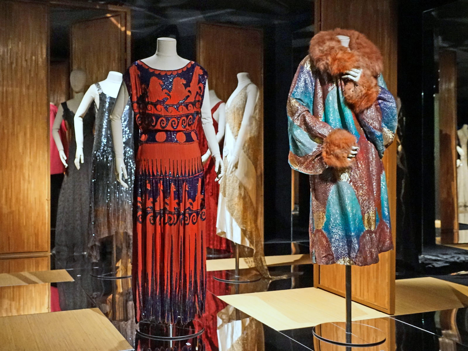 1921_Vionnet_Petits_Chevaux_dress_and_1923_evening_coat_by_Lenief._Fashion_Forward_(Musée_des_arts_décoratifs,_Paris)